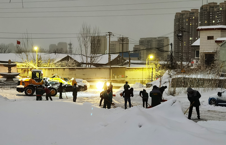 堅(jiān)持發(fā)揚(yáng)掃雪精神，隨下隨清保障平安